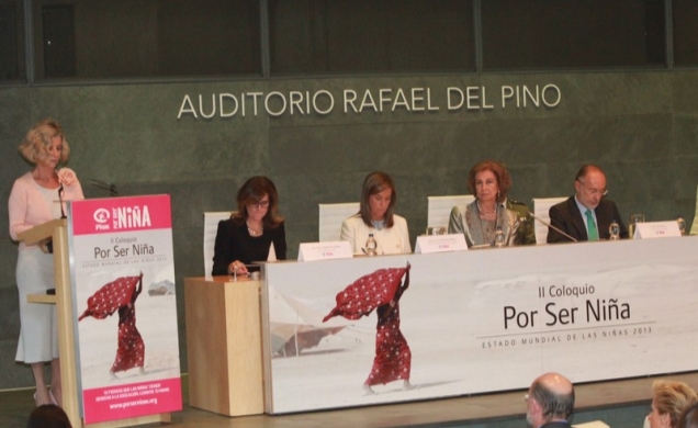 Vista de la mesa presidencial, durante la intervención de la presidenta de honor de Plan Internacional España, Isabel Hoyos
